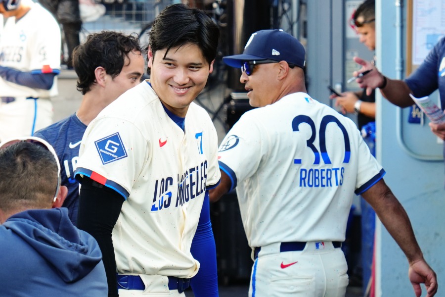 ドジャース・大谷翔平（左）とデーブ・ロバーツ監督【写真：黒澤崇】