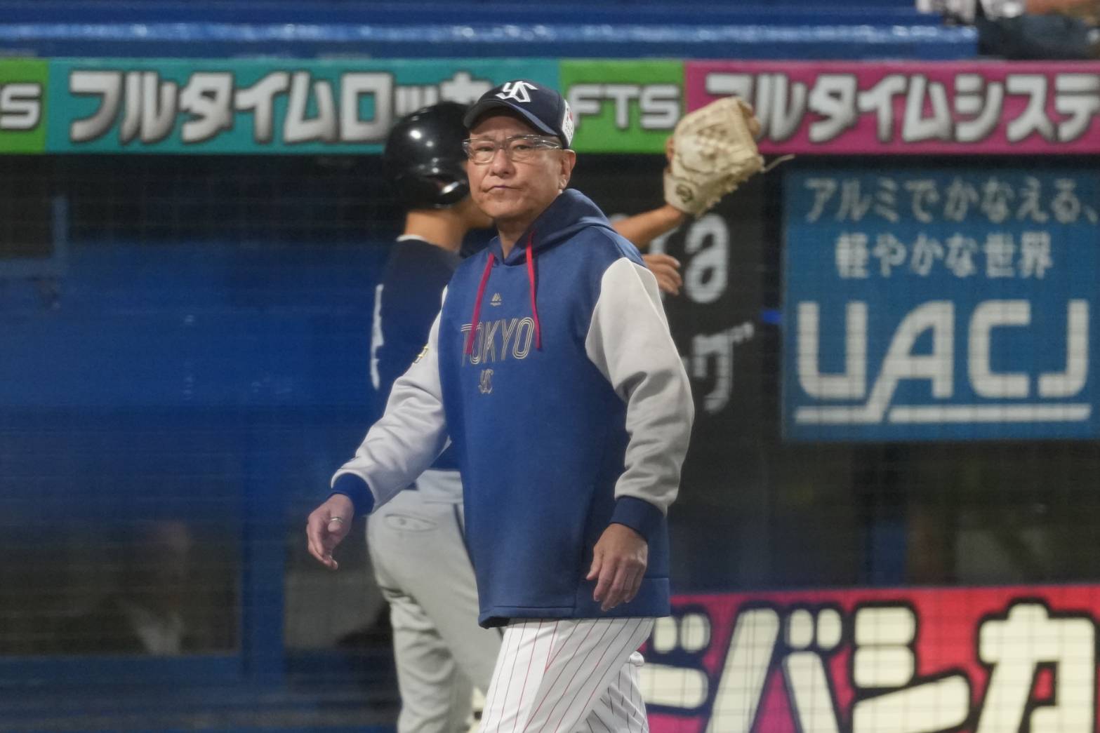 選手交代を告げるヤクルト・池山隆寛監督【写真：井上学】