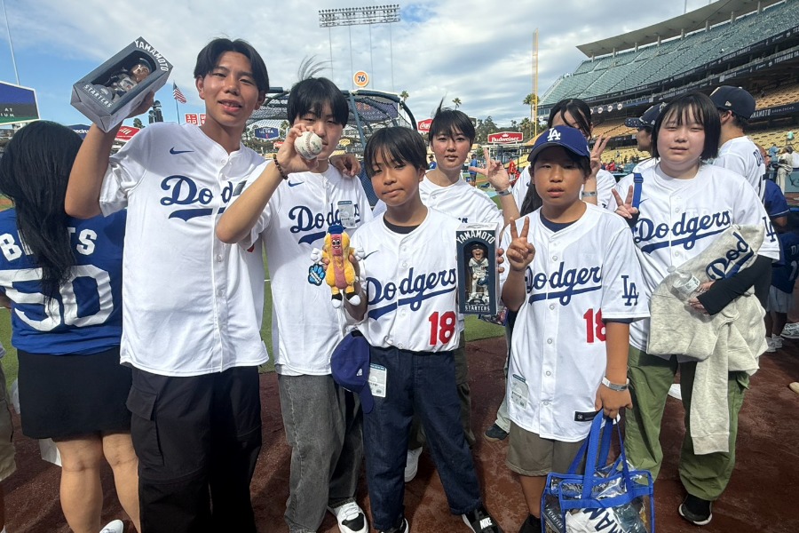 ドジャースタジアムに招待された児童養護施設「聖園子供の家」の子どもたち7人【写真:上野明洸】
