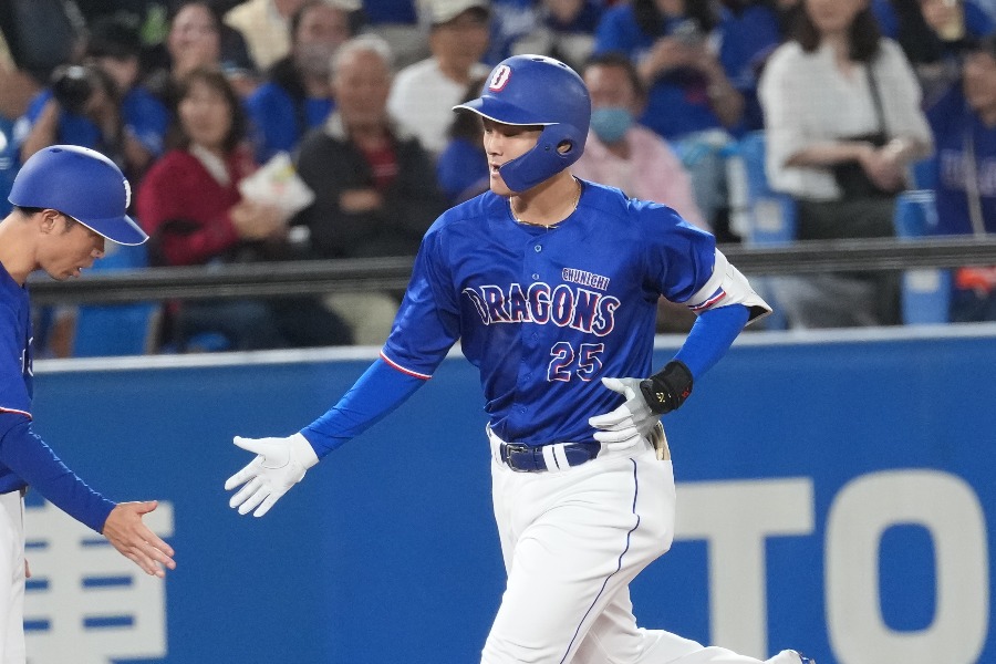 ヤクルト戦で10号を放った中日・石川昂弥【写真：井上学】