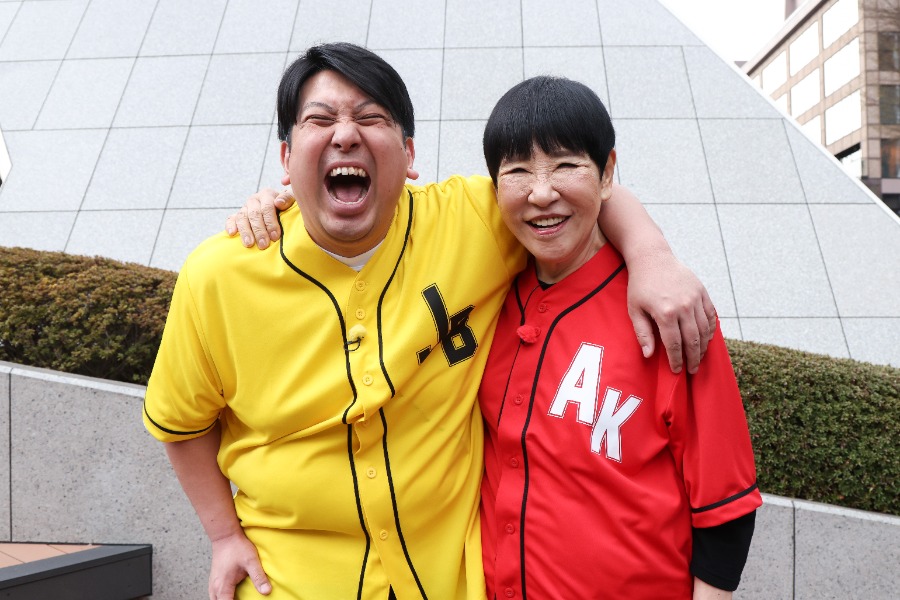 16日楽天戦に来場する「レインボー」のジャンボたかおさん（左）と和田アキ子さん【写真：球団提供】
