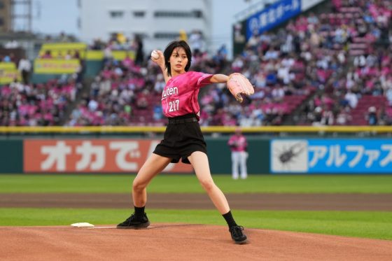 仙台に降臨した美女が「かわいすぎる」　黒のショーパンで…プロ驚愕の一投「めっちゃ上手」