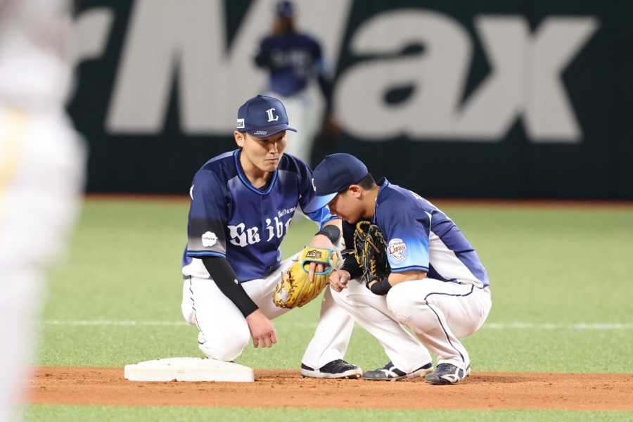二塁のベース付近を確認する西武・源田壮亮【写真:栗木一考】