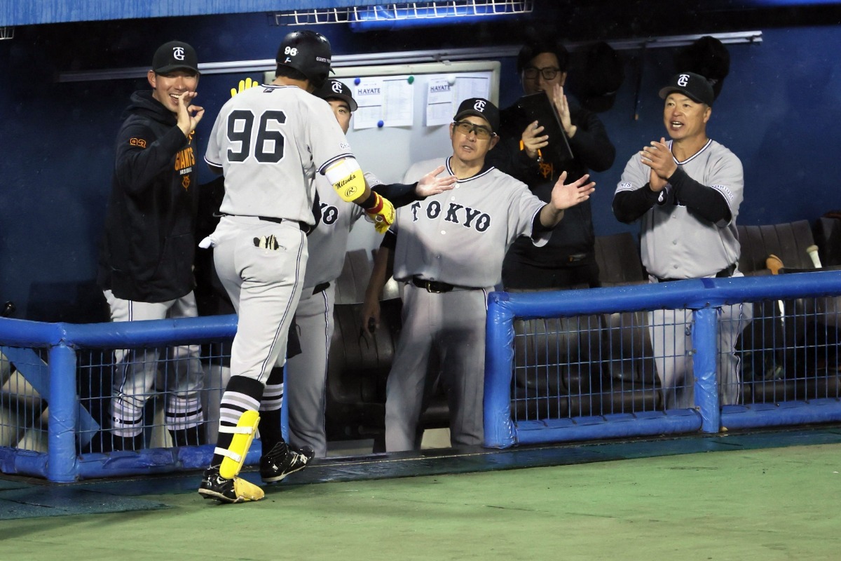 三塚を高く評価する大田泰示2軍打撃コーチ（左）【写真：アフロ】