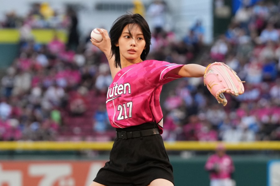 始球式に登場した俳優の安斉星来さん【写真：球団提供】
