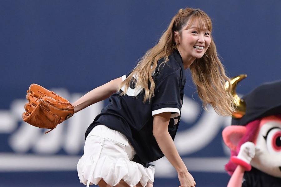 始球式を行った歌手のDream Amiさん【写真提供:産経新聞社】