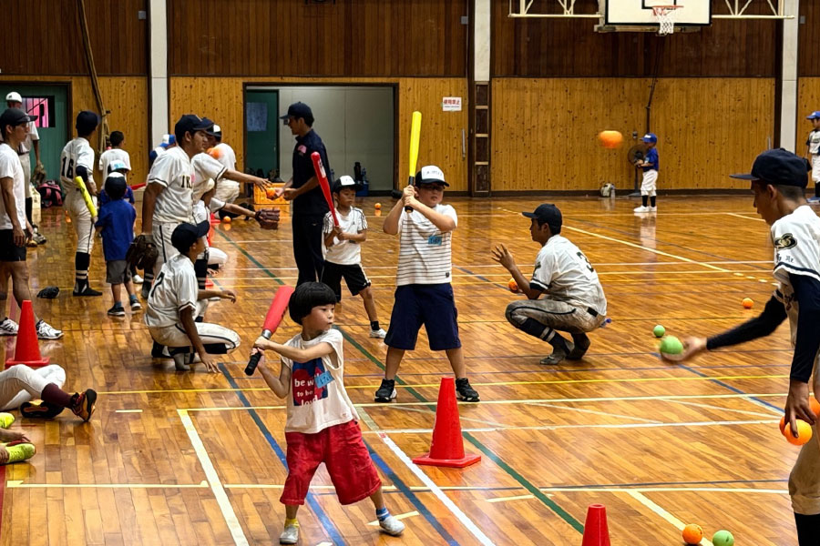 高校、中学の選手たちが子どもたちを直接指導【写真：日本少年野球連盟提供】
