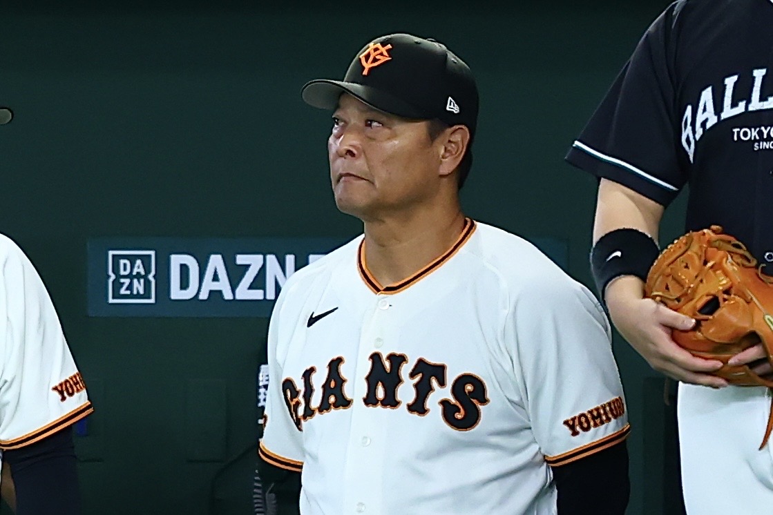 戦況を見つめる巨人・橋上秀樹監督代行【写真：加治屋友輝】