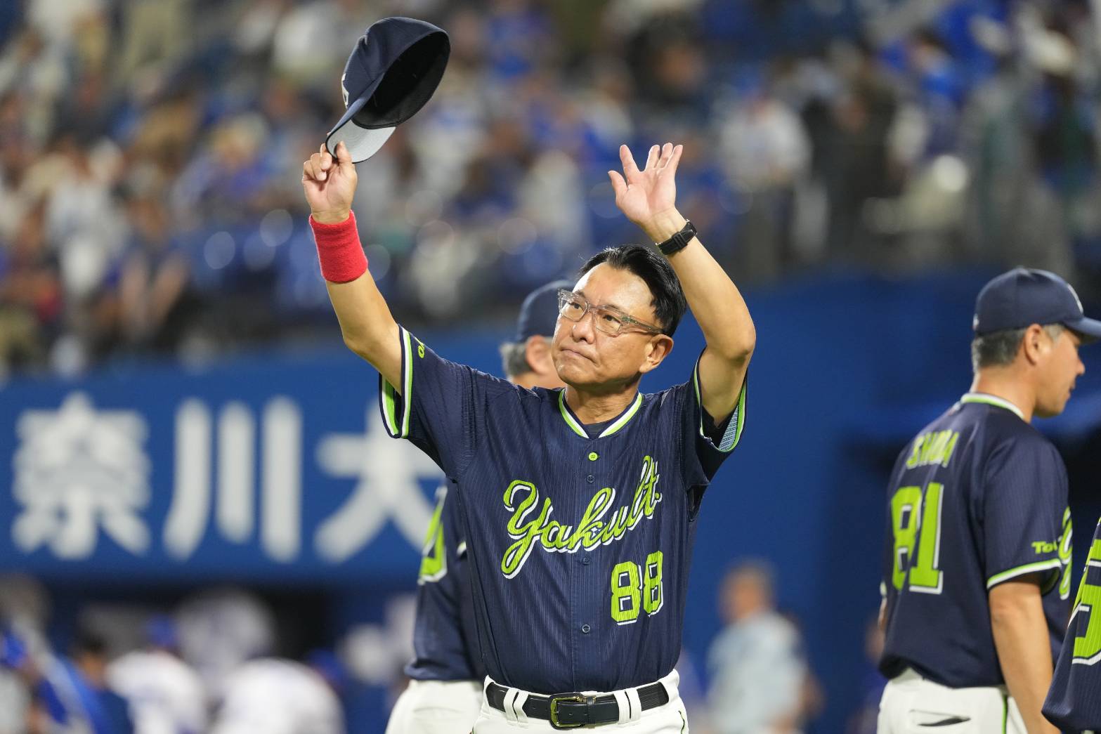  DeNA戦に勝利し声援に応えるヤクルト・池山隆寛監督【写真：井上学】