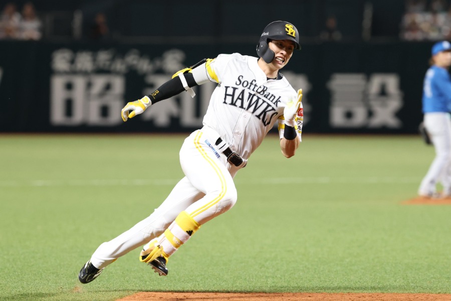 日本ハム戦に出場し、ランニングホームランを放ったソフトバンク・周東佑京【写真:栗木一考】