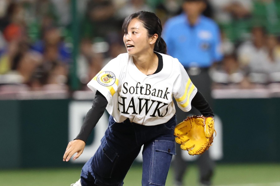 始球式を行った片岡安祐美さん【写真：栗木一考】