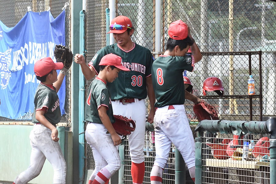選手をグータッチで迎えるASAI KIDS・UNITEDの野口孝之介監督【写真：高橋幸司】