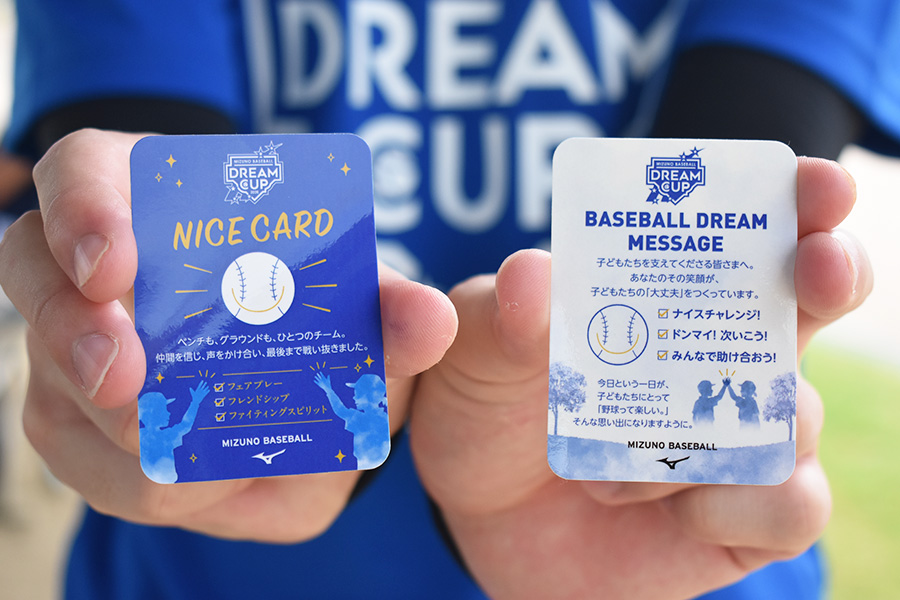 警告カード（右）だけでなくナイスプレーに掲出するカードも【写真：高橋幸司】