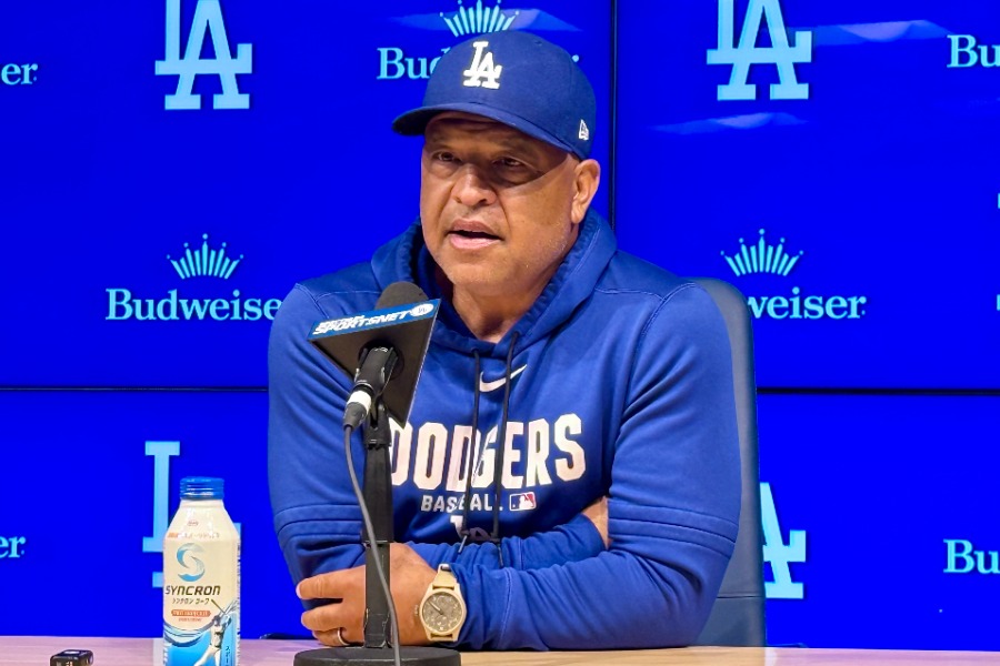 試合前の取材に応じたドジャースのデーブ・ロバーツ監督【写真：小谷真弥】