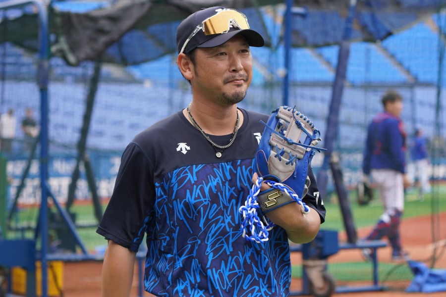 戦略・作戦面を担う鶴岡賢二郎ベンチコーチ【写真：宮脇広久】