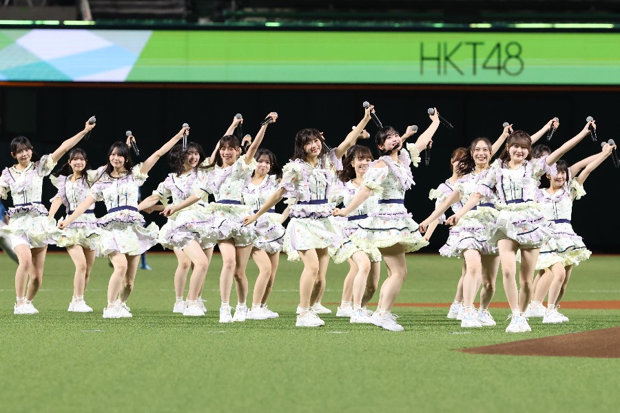 9日の試合前にミニライブを行ったHKT48【写真:栗木一考】