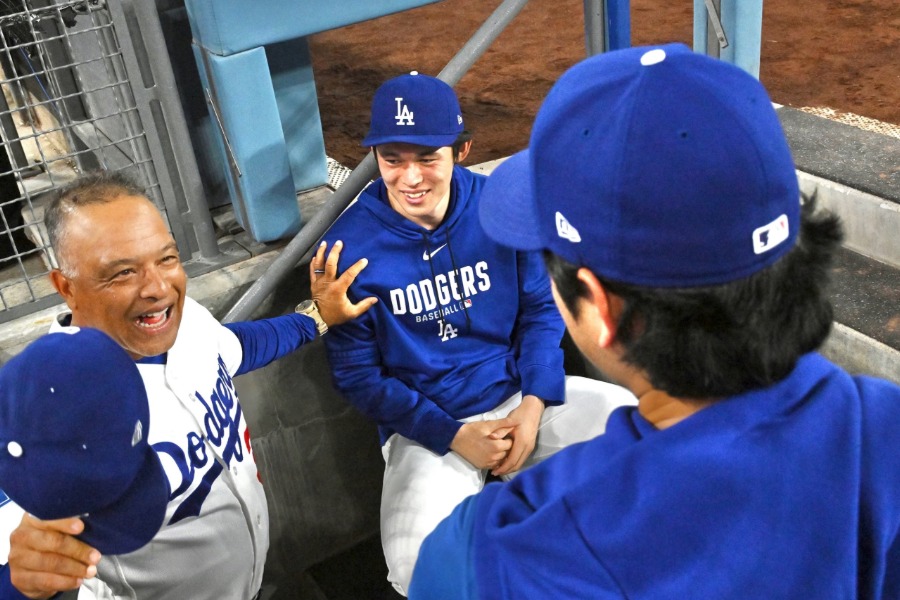 談笑するロバーツ監督、佐々木朗希、大谷翔平【写真提供:ジョン・スーフー/ドジャース】