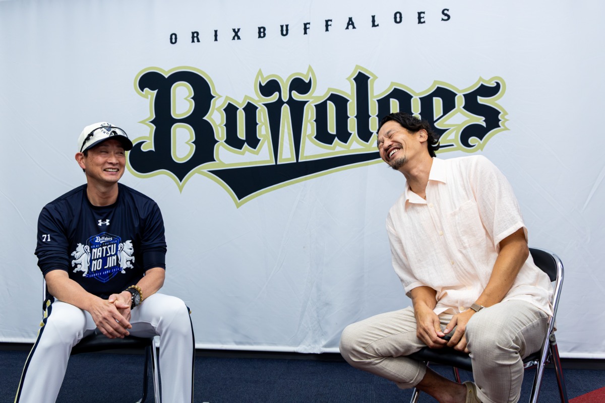 「それはちゃうでしょ」と笑う坂口智隆氏【写真：加治屋友輝】