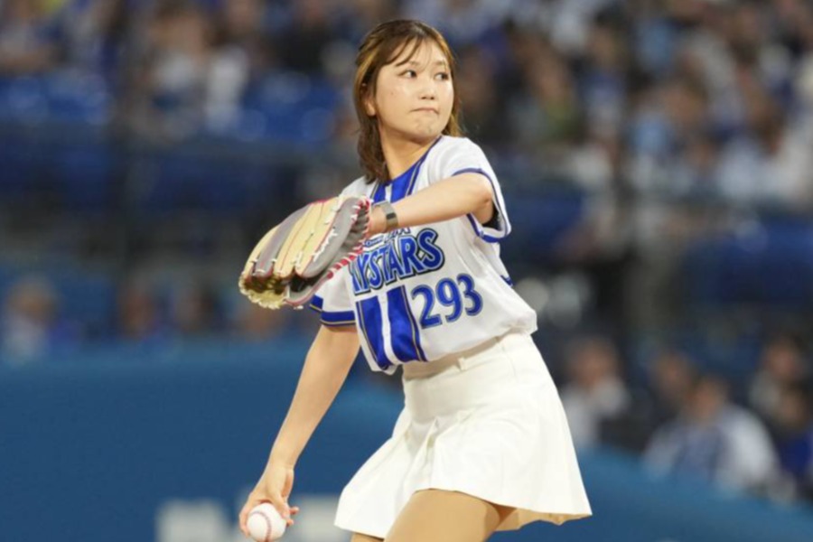 8日ヤクルト戦の始球式に登場した松崎麻矢【写真：町田利衣】