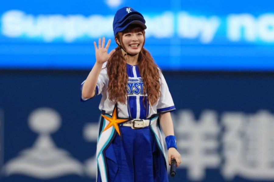 始球式に登場したきゃりーぱみゅぱみゅさん【写真：井上学】