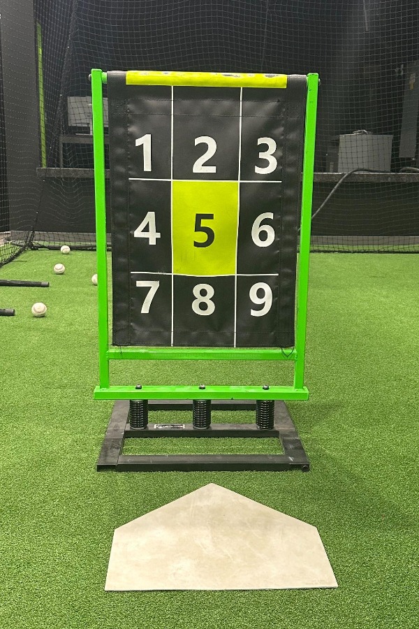 ストライクゾーンを9分割したパネル【写真：木崎英夫】