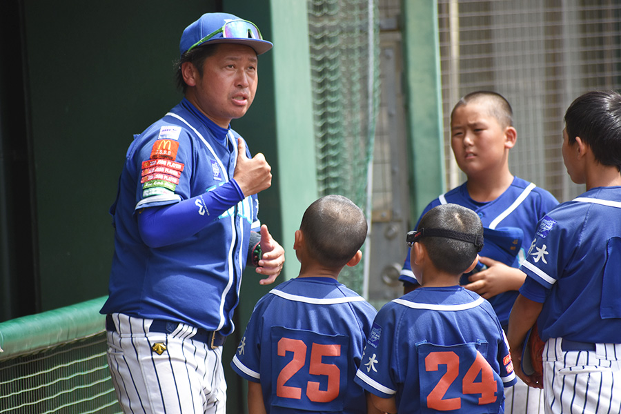 真岡クラブの舘野瞬監督（左）【写真：高橋幸司】