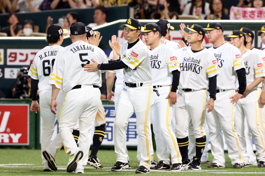 11日のロッテ戦に勝利したホークスナイン【写真：栗木一考】