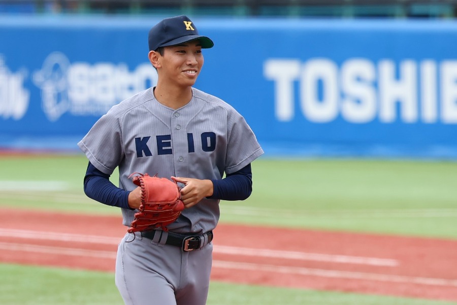 東大戦の8回から登板した慶大・小宅雅己【写真：加治屋友輝】