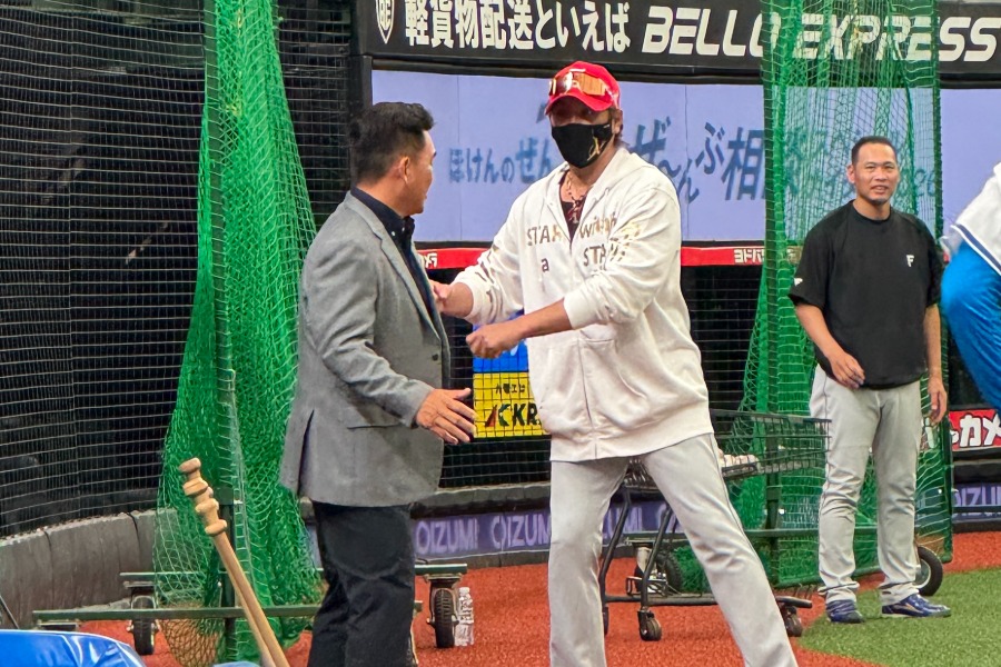西武-日本ハムの視察に訪れた侍ジャパン・井口資仁監督(左)【写真:町田利衣】