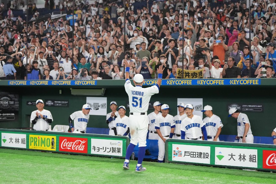観客の声援に応えるKOBE CHIBENのイチロー氏【写真：井上学】