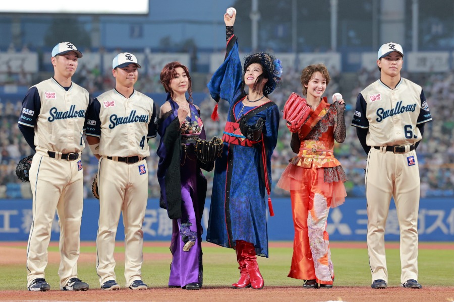 ファーストピッチセレモニーに参加した剛力さん(写真右から2人目)【写真提供:産経新聞社】