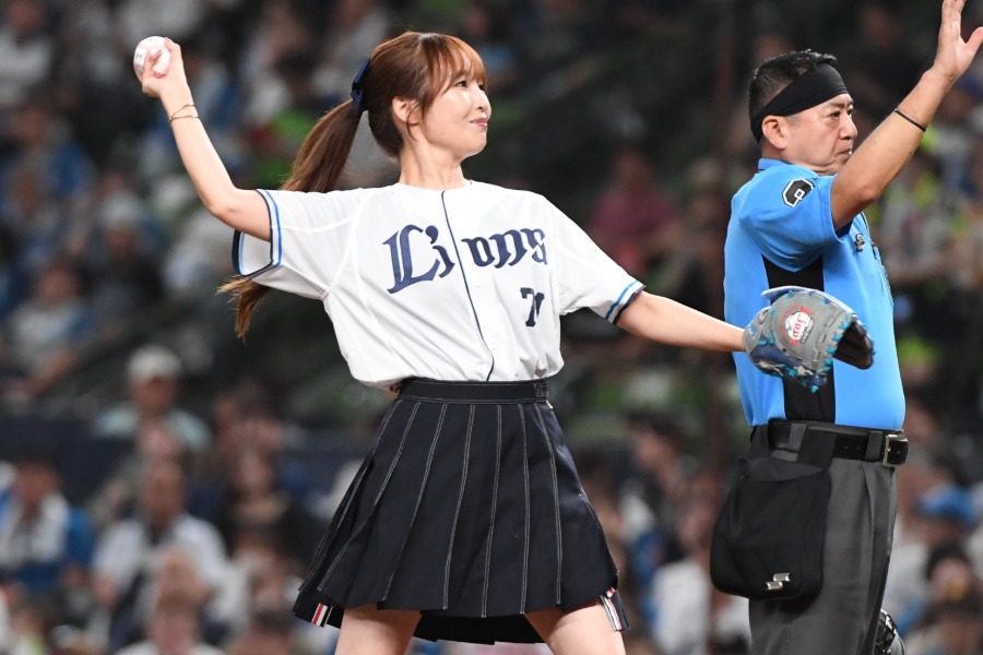 始球式を行った佐藤夏希さん【写真提供：産経新聞社】