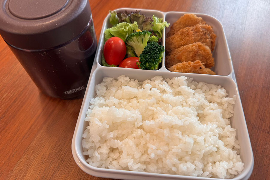 筆者が息子のために用意した特大「カツカレー弁当」【写真：石井愛子】