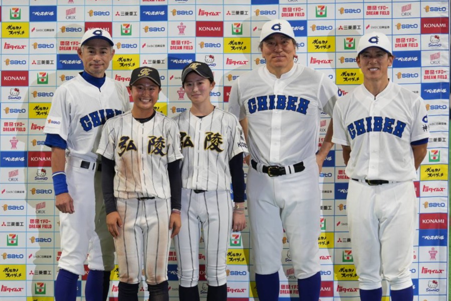 試合後、取材に応じたイチロー氏、神戸弘陵・福田稟と山戸優菜、松井秀喜氏、松井稼頭央氏(左から)【写真:井上学】