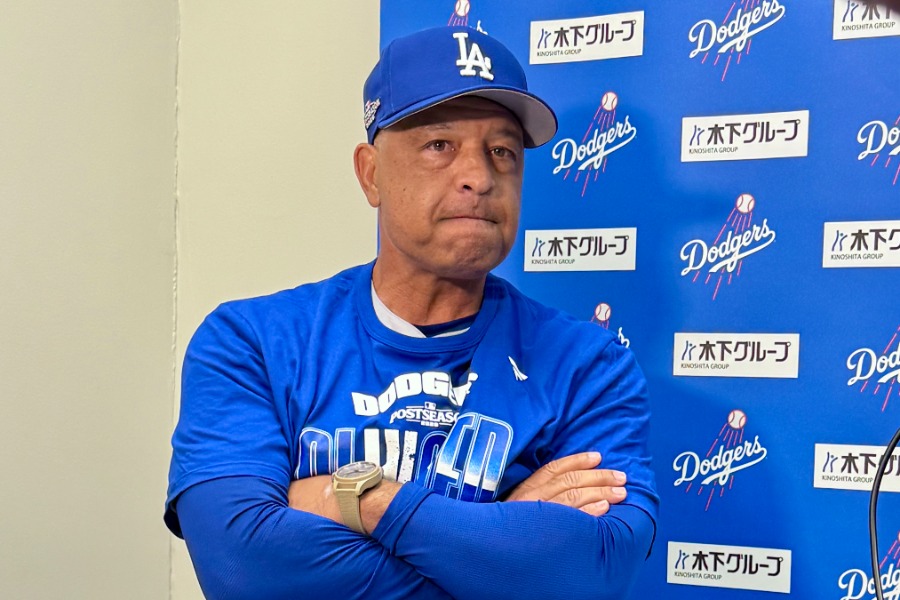 試合後、取材に応じるドジャースのデーブ・ロバーツ監督【写真：小谷真弥】