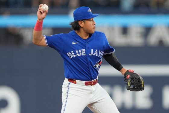 岡本和真が“ぺこり”　773億円男と完成させた美技…カナダ実況驚く「素晴らしい送球」