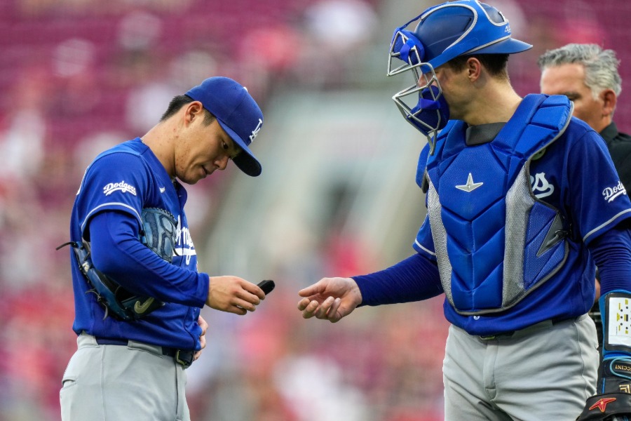 レッズ戦に先発したドジャース・山本由伸(左)とハンター・フェドゥーシア【写真:アフロ】