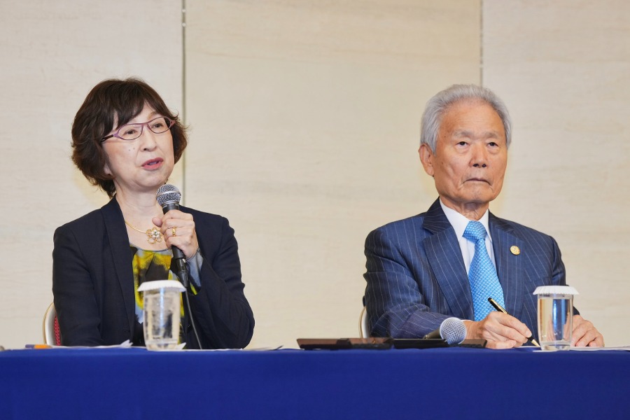 オーナー会議に出席したDeNA・南場智子オーナー(左)と退任した榊原定征コミッショナー【写真:小林靖】