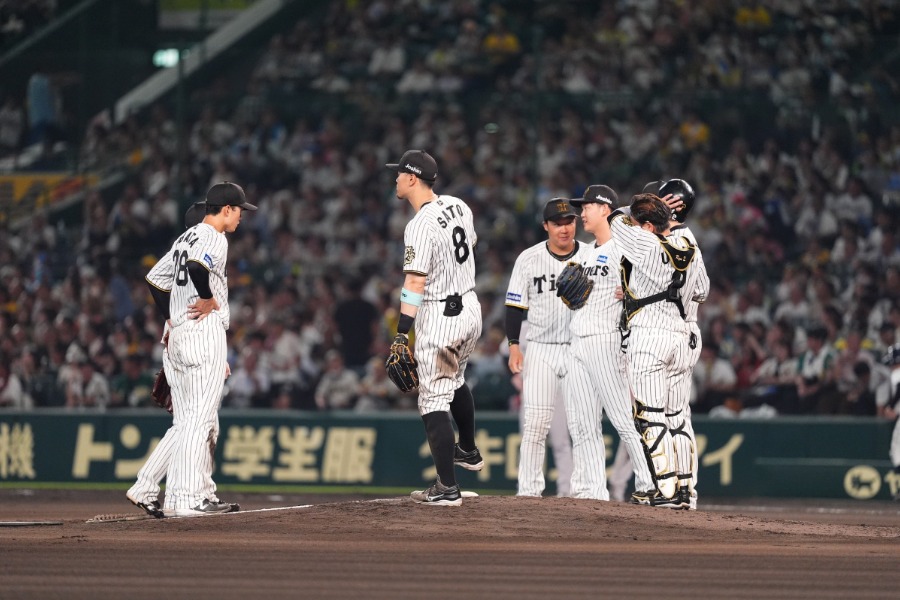 阪神ナイン【写真：小林靖】