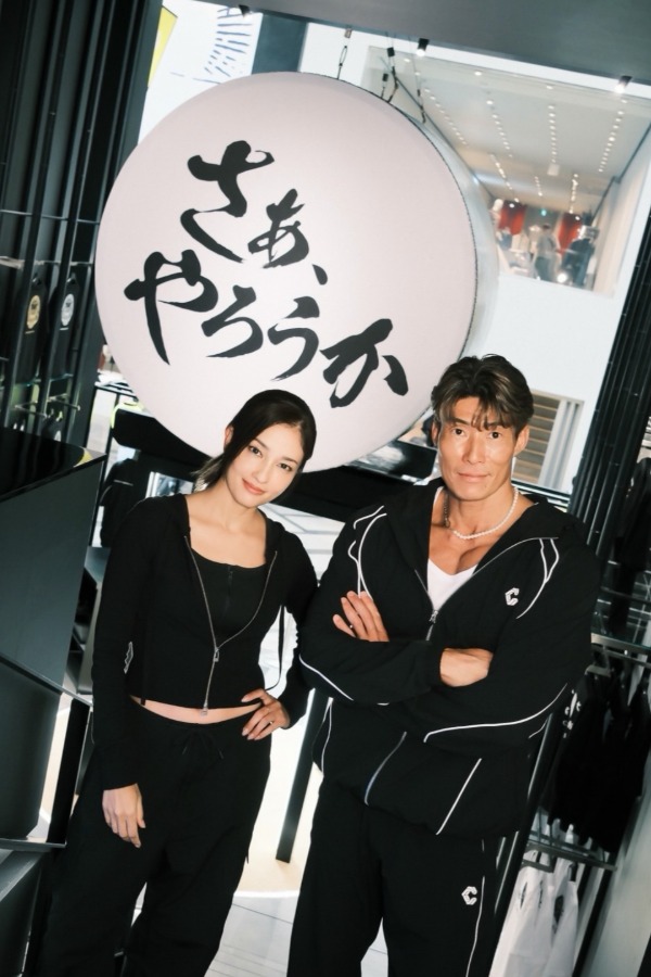 自身のインスタグラムに投稿した黒木メイサさんとの2ショット(画像はスクリーンショット)