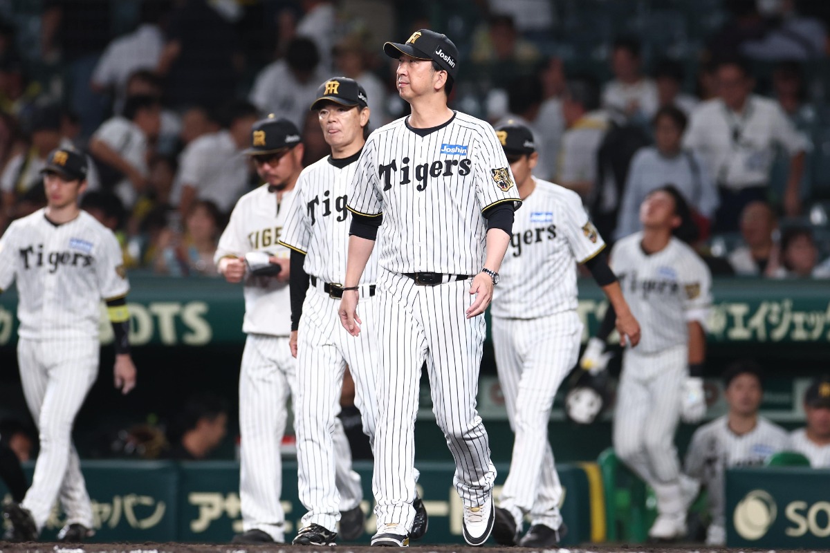 試合に敗れ、挨拶に向かう阪神首脳陣と選手【写真提供：産経新聞社】