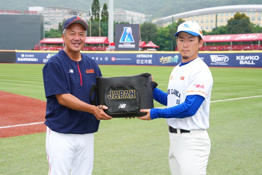 ボールを寄贈するU-18日本代表・岡田龍生監督（左）とスリランカ代表の古谷拓斗コーチ【写真提供：NPBエンタープライズ】