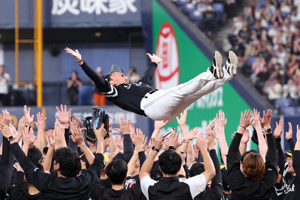 胴上げされるソフトバンク・小久保裕紀監督【写真：栗木一考】