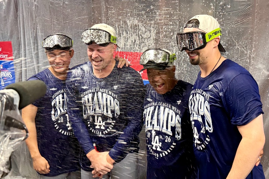 試合後シャンパンファイトに参加した（左から）ドジャース・山本由伸、タリク・スクーバル、デーブ・ロバーツ監督、ブレイク・スネル【写真：小谷真弥】