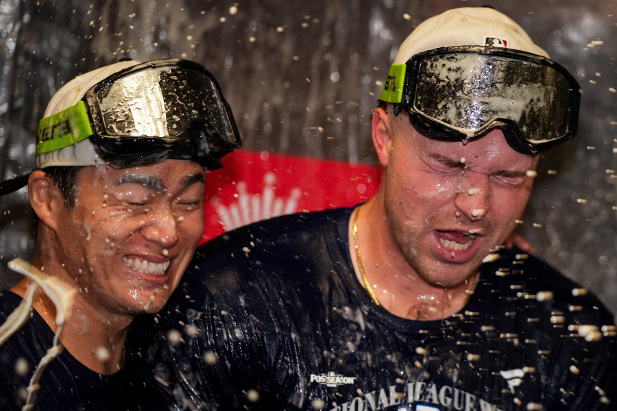 シャンパンファイトに参加したドジャース・山本由伸（左）とタリク・スクーバル【写真：ロイター】