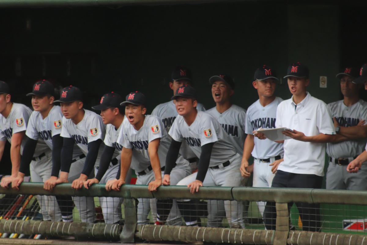 県大会初戦で声を張る横浜ナイン【写真：大利実】