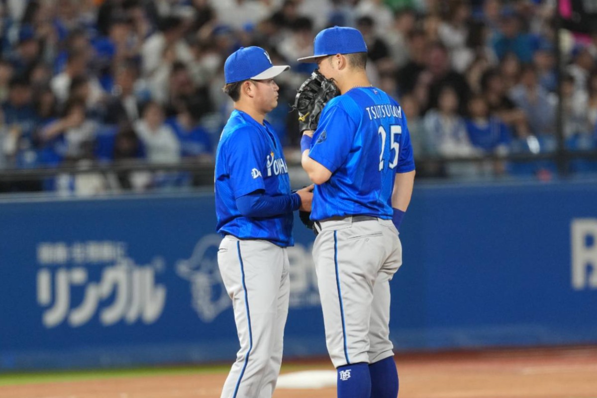 マウンドで話すDeNA・石田裕太郎（左）と筒香嘉智【写真：井上学】