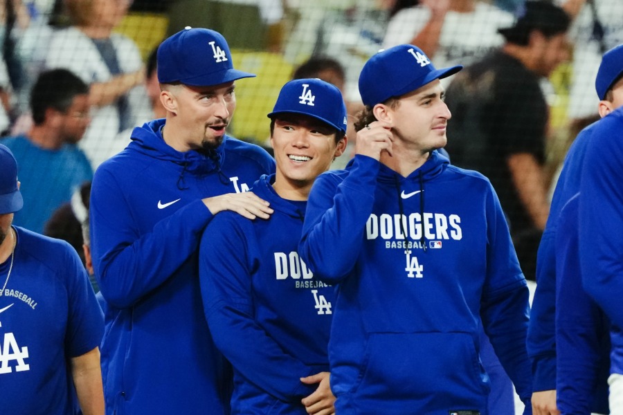 ドジャースのブレイク・スネル(左)と山本由伸【写真:黒澤崇】