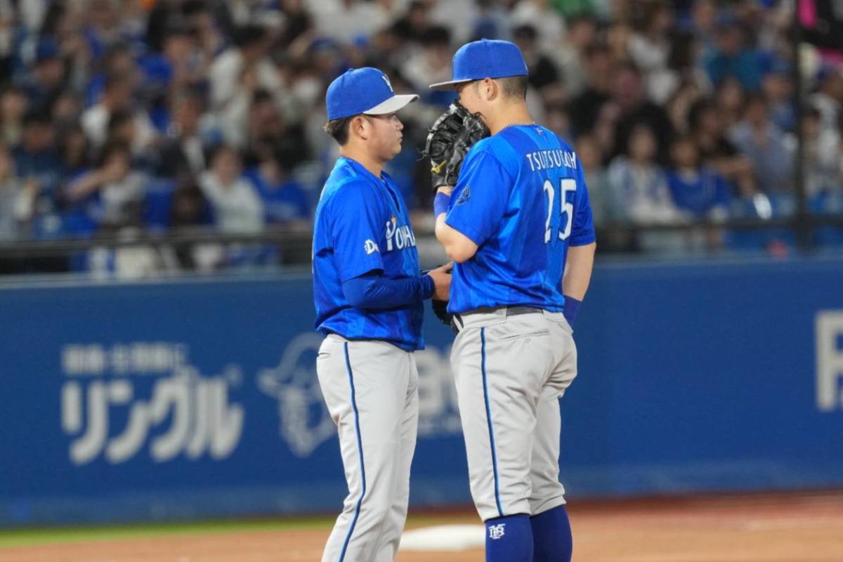 マウンドで話すDeNA・石田裕太郎（左）と筒香嘉智【写真：井上学】