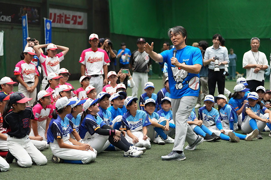 松井氏の丁寧な指導を熱心に見つめる女子小学生たち【写真：井上学】